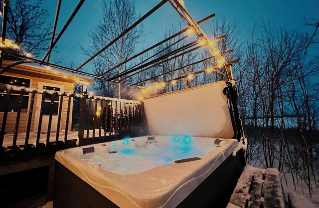 Luxury Cozy Lake Front Cabin 5 minutes from Gimli | Sleeps 6 + Lake View