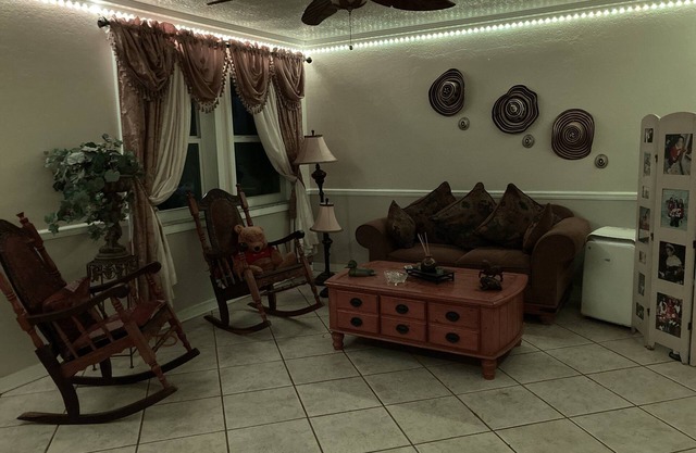 Cozy and comfortable cuarto.