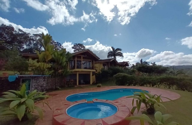 Casa de lujo con vistas del Volcán Arenal y el Lago Arenal y el árbol de Ceiba