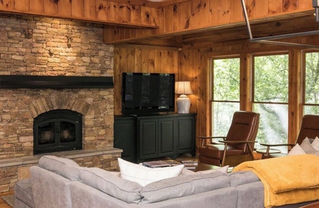 Luxury Creekside Lodge on Lake Burton – Walk to Marina