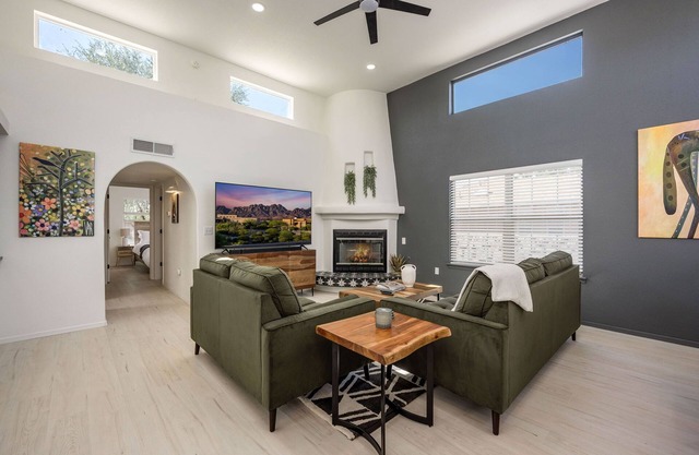 Luxury Desert Escape! Pet Friendly! Hottub! EV!