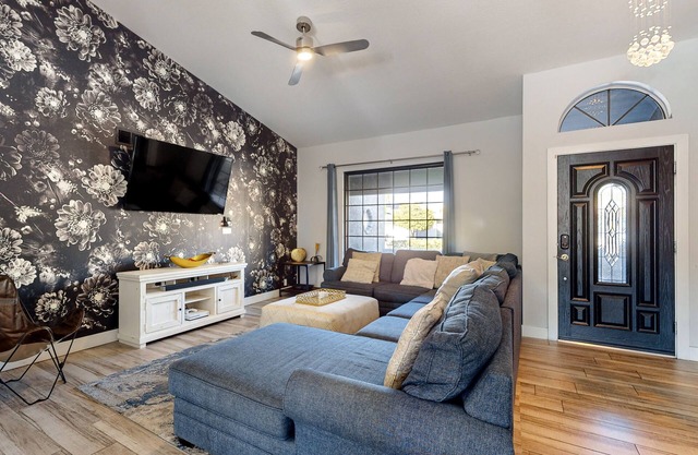 Luxury desert stay with pool, grill, unique soaking tub, pool table, W/D, & AC