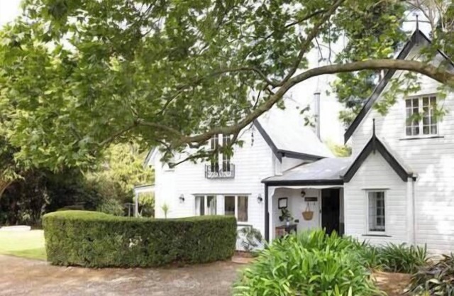 Luxury Designer Country Cottage Escape