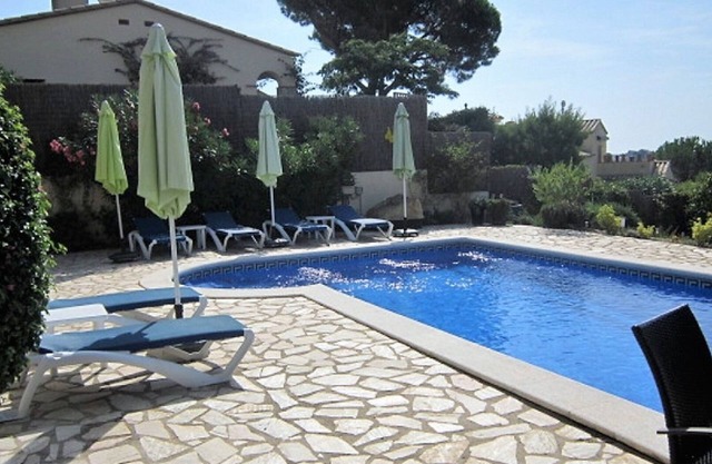 Lujoso chalet familiar independiente con piscina privada y vistas panorámicas.