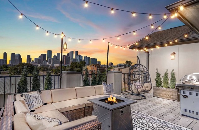 Luxury Downtown Home w Rooftop Deck in the Skyline