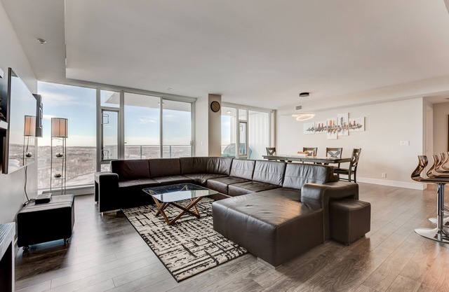 Condominio sub-ático de lujo en el centro frente al río - Cerca de la estampida (1320 pies cuadrados)