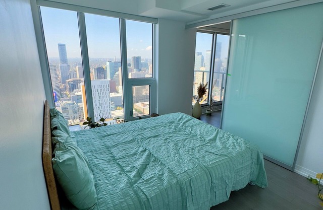 Luxury Downtown Toronto Condo | Gym + Indoor Pool