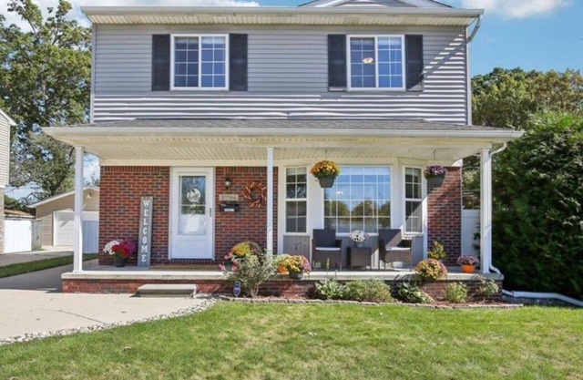 Luxury Dream Home With 65''TV, Gym,Massage Chair,BBQ Grill,Deck,Fenced Backyard