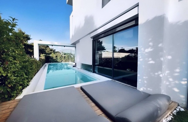 Nuevo y moderno dúplex de tierra de 310m2 con gran piscina privada y jardín cerca del mar.