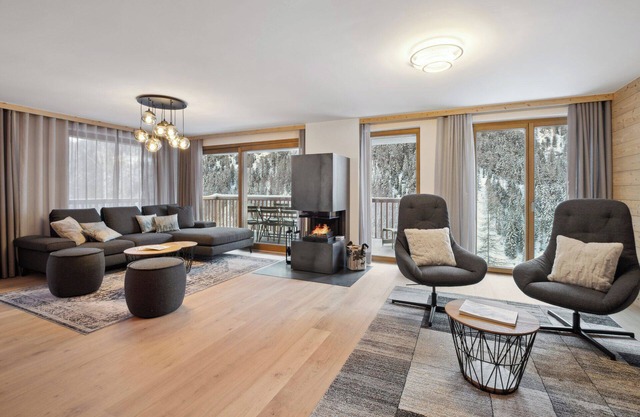 Luxury Duplex, 4 Bedroom with Jacuzzi Rahas B Grimentz - By Mrs Miggins