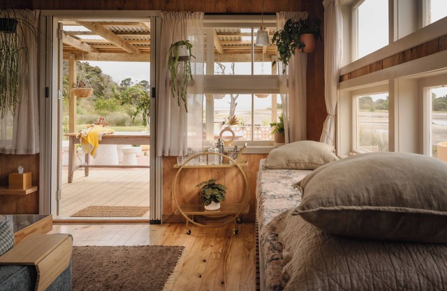 Luxury eco-design waterfront fishing Batch with guests' vegetable garden.