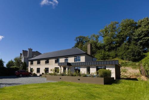 Luxury Eleven Bedroom House Sleeps 23 5-10 mins walk from town Centre