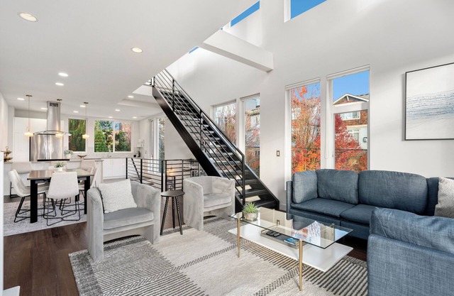 Luxury End Unit Townhome with Views of Space Needle and Lake Union w/Parking!