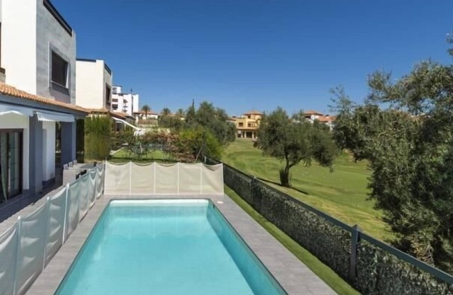 Lujosa villa de 500 m2 parcela con piscina, solarium,