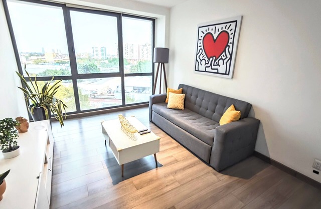 Apartamento bellamente amueblado en un estilo minimalista y elegante.