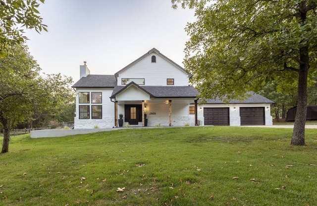 Your Luxury Lake Escape at This Stunning Property!