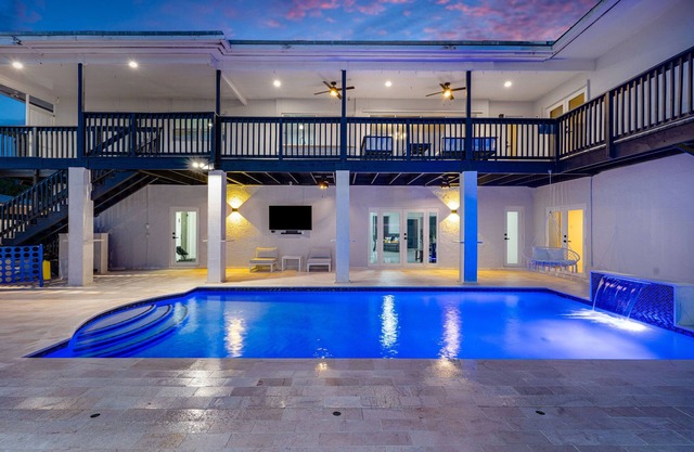 Luxury Escape: Pool, Hot Tub, Gym and More! by RedAwning