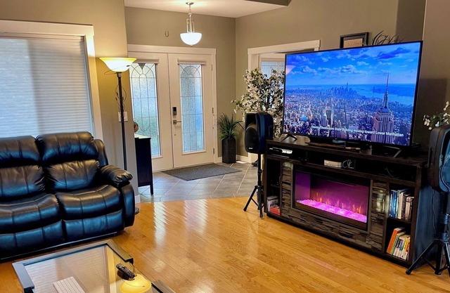 Luxury Executive Home with Pool & Hot Tub Near Wineries, Hiking, KVR & Golf
