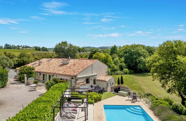 Luxury family villa next to Vigiers golf, restaurants, wine tasting and cycling