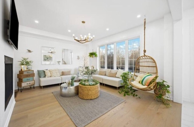 Luxury Family 4BR, Near Restaurants! Back Garden, Balcony, Pool Table, Parking