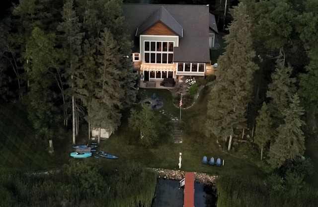 Luxury Family Lake Home-Hot tub, Sauna, Peloton, Game Tables, Mini Sport Court!