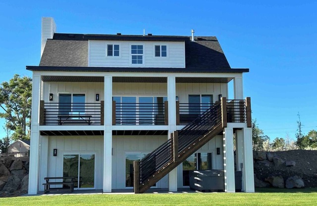 Luxury Farm Home @ Stoney Farms w/ Private Hot Tub