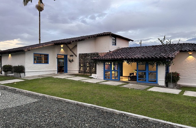 Casa de Lujo 4 hbt + 5 baños