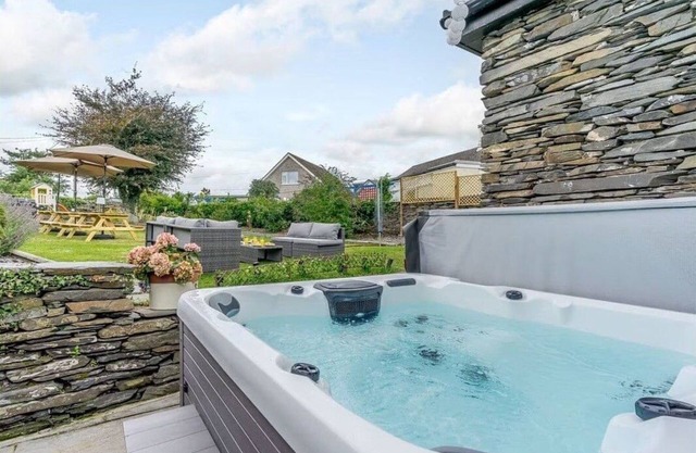 Luxury Farmhouse: Hot Tub & Garden 6 Bedrooms