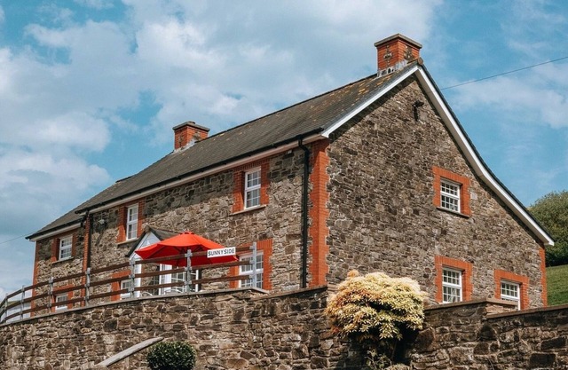 Luxury farmhouse Sleeps 8 hottub Brecon Beacons