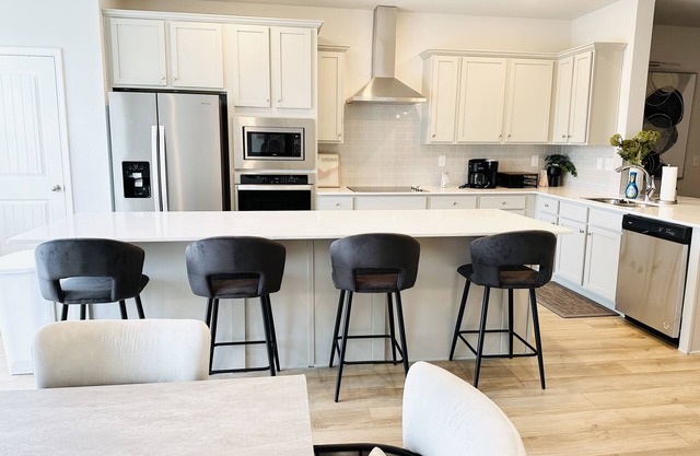 Luxury Fayetteville Townhome! 5 minutes to Fun Spot America