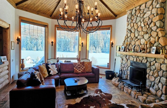 Luxury four bedroom family retreat with private lake, 4km of trails, on 37 acres