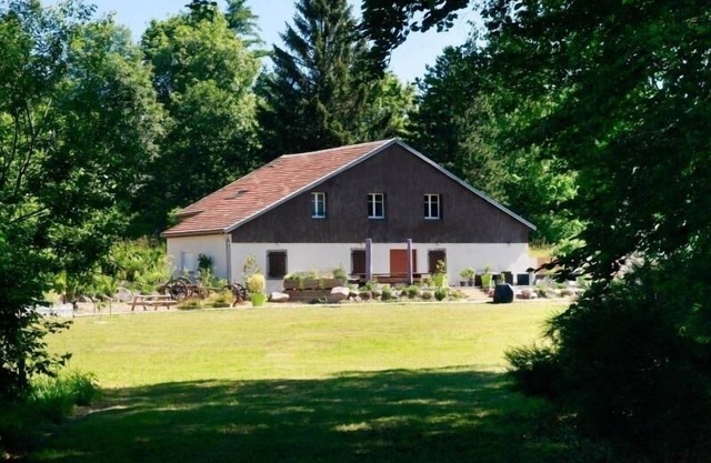 Casa rural renovada con spa, jacuzzi y billar, ideal para familias y mascotas