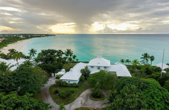 Lujoso, servicio completo, 8000 pies cuadrados Ocean Front Villa W / Pool & Guest Cottage
