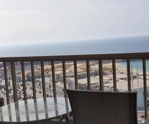 Luxury furnished apartment للعائلات فقط overlooking the sea