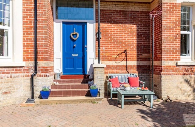 Luxury garden flat, 2-min walk to beach + parking
