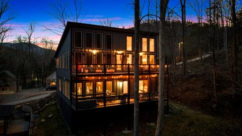 Luxury Gatlinburg Cabin, Heated Pool, Theater, Hot Tub