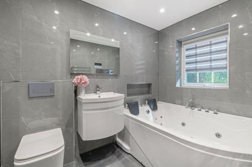 Luxury Getaway with Jacuzzi Bath, Four Bedrooms and Sofa Beds