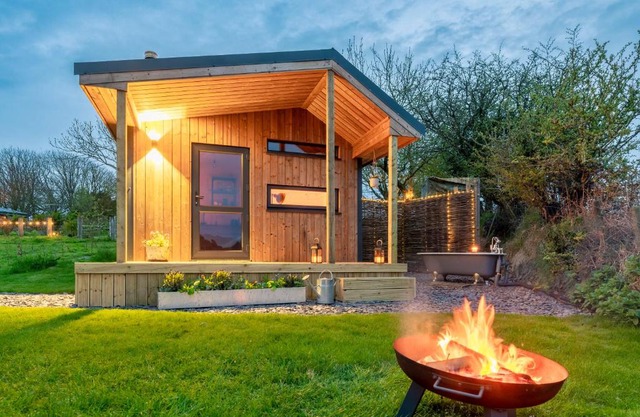 Luxury Glamping Cabin with Outdoor Bath on Cornish Meadow