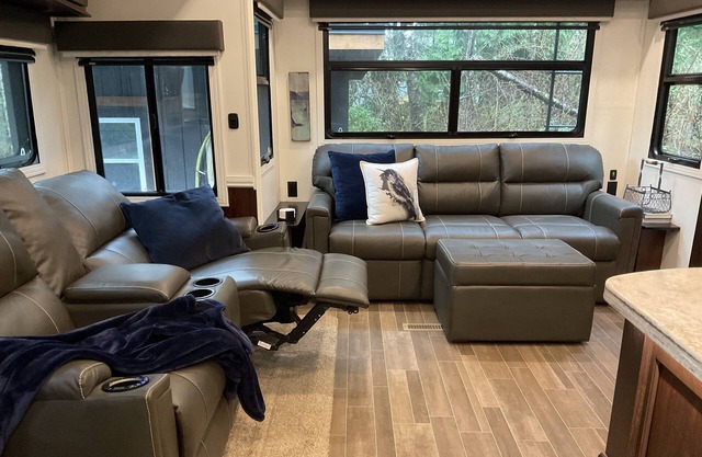 Casa de lujo de 2 1 / 2ac situada en Old Growth Forest con jacuzzi y frente al mar.