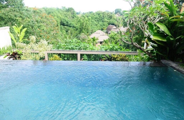 Magnífica villa de lujo con piscina de 2 dormitorios para 4 personas, cocina, en Letung Villa South Ubud