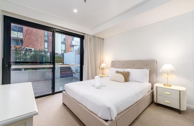 Luxury Griffith Retreat steps from Iconic Manuka