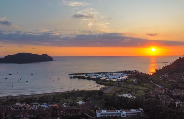 Condominio de lujo de 3 dormitorios Montebello 4C en Los Sueños.