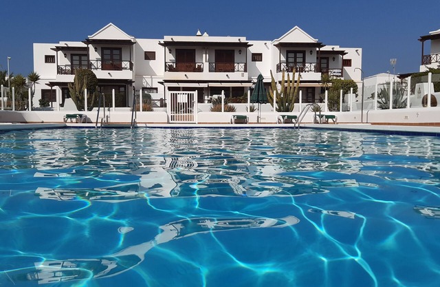 Luxury House With Large Communal Pool, Close to Marina and Beaches