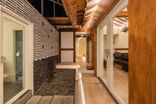 Luxury Hanok Alley Haven