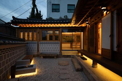 Luxury Hanok Seochon Stay