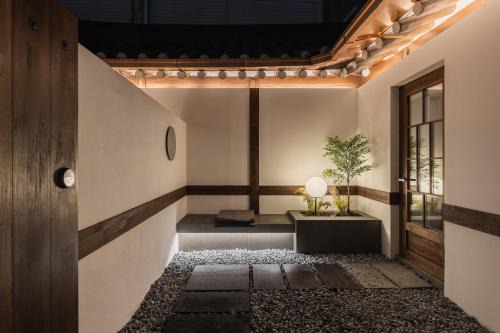 Luxury Hanok Stay Warm Hearth - East