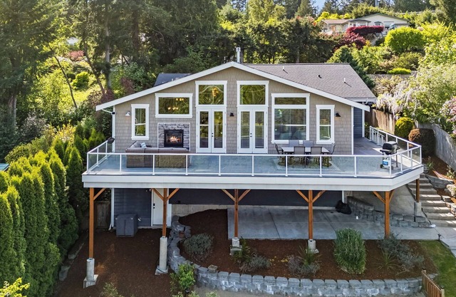 Luxury Harbor Retreat - Walk to Waterfront - Views with Large Deck
