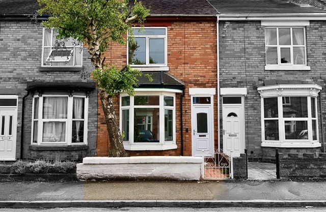 Luxury hi-spec large Victorian townhouse, sleeps 9. Free wifi and feee parking.