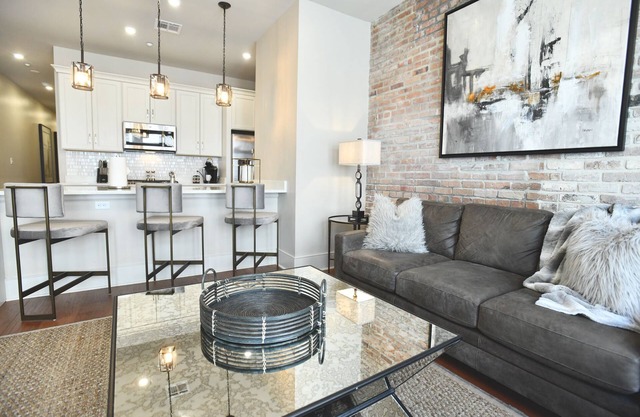 Distrito de almacenes de Nueva Orleans: moderno condominio rústico | 2 habitaciones 2 baños