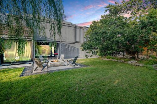 Luxury Hill Country Container Home - Near Alamo Springs Cafe
